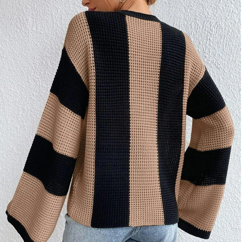 Women's relaxed knitted sweater with round neck and striped pattern