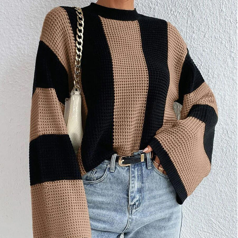 Women's relaxed knitted sweater with round neck and striped pattern