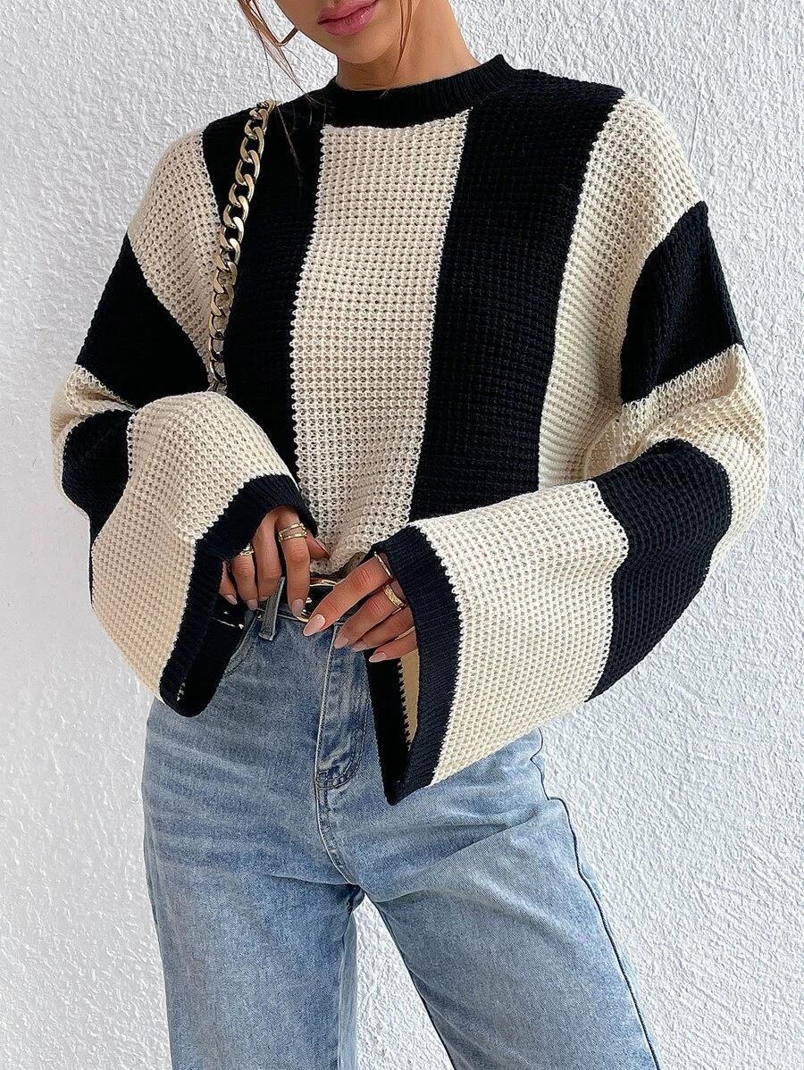 Women's relaxed knitted sweater with round neck and striped pattern