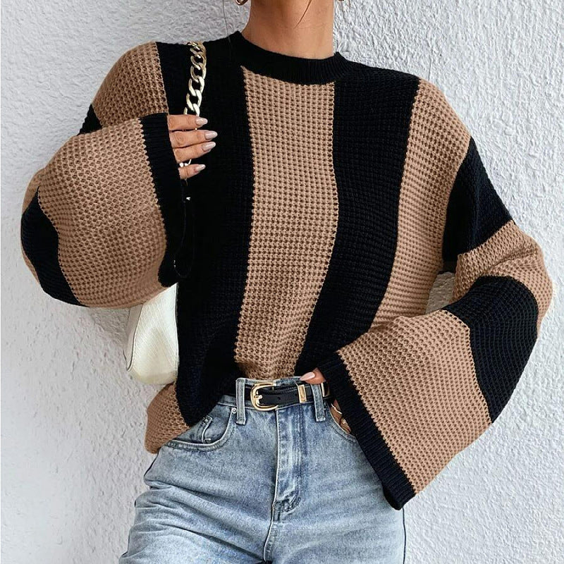 Women's relaxed knitted sweater with round neck and striped pattern